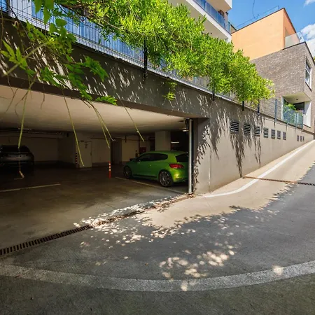 公寓 Kmetova - With Underground Parking In The Center Of